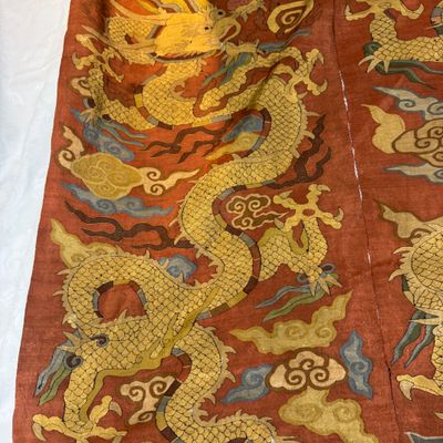 A Chinese coral-ground kesi 'Dragons' panel — photo 7