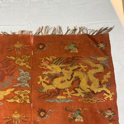 A Chinese coral-ground kesi 'Dragons' panel — photo 10