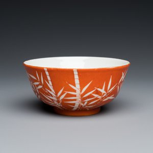 A Chinese coral-ground reserve-decorated 'bamboo' bowl, Xuantong mark, 20th C. — foto 1