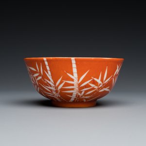 A Chinese coral-ground reserve-decorated 'bamboo' bowl, Xuantong mark, 20th C. — foto 2