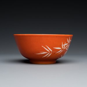 A Chinese coral-ground reserve-decorated 'bamboo' bowl, Xuantong mark, 20th C. — foto 5