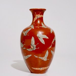 A Chinese coral-ground vase with butterflies, Qianlong mark, 19/20th C. — 照片 1