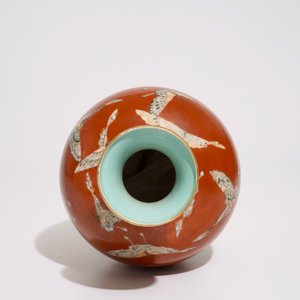A Chinese coral-ground vase with butterflies, Qianlong mark, 19/20th C. — 照片 5