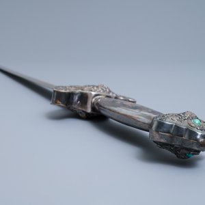 A Chinese coral-, lapis lazuli- and turquoise-inlaid silver sword, 19th C. — 照片 7