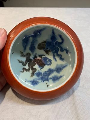 A Chinese coral-red-glazed blue, white and copper-red 'goldfish' brush washer, 20th C. — photo 6