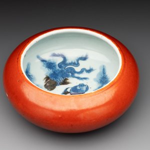 A Chinese coral-red-glazed blue, white and copper-red 'goldfish' brush washer, 20th C. — photo 1