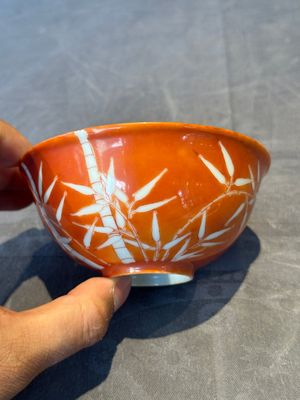 A Chinese coral-red-glazed bowl with reverse-decorated bamboo design, Xuantong mark and of the period — 照片 4