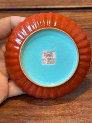 A Chinese coral-red-glazed gilt-decorated 'lotus scroll' saucer, Jiaqing mark, Republic — photo 4