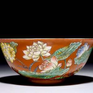 A Chinese coral red ground falangcai bowl with overglaze blue Yuzhi mark, 19/20th C. — photo 7