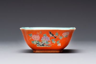 A Chinese coral-red-ground famille rose square bowl and a sgraffito-ruby-ground bowl, Qianlong and Tongzhi mark, 19/20th C. — photo 11