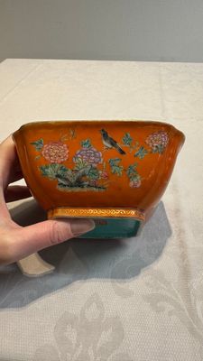 A Chinese coral-red-ground famille rose square bowl and a sgraffito-ruby-ground bowl, Qianlong and Tongzhi mark, 19/20th C. — photo 14