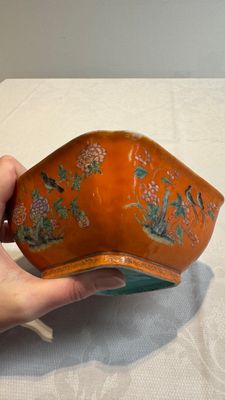 A Chinese coral-red-ground famille rose square bowl and a sgraffito-ruby-ground bowl, Qianlong and Tongzhi mark, 19/20th C. — photo 15