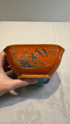 A Chinese coral-red-ground famille rose square bowl and a sgraffito-ruby-ground bowl, Qianlong and Tongzhi mark, 19/20th C. — photo 16