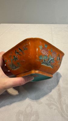A Chinese coral-red-ground famille rose square bowl and a sgraffito-ruby-ground bowl, Qianlong and Tongzhi mark, 19/20th C. — photo 17