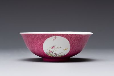A Chinese coral-red-ground famille rose square bowl and a sgraffito-ruby-ground bowl, Qianlong and Tongzhi mark, 19/20th C. — photo 2