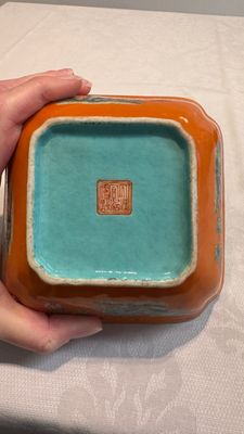 A Chinese coral-red-ground famille rose square bowl and a sgraffito-ruby-ground bowl, Qianlong and Tongzhi mark, 19/20th C. — photo 21