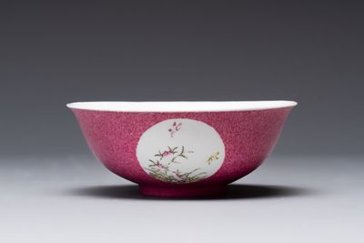 A Chinese coral-red-ground famille rose square bowl and a sgraffito-ruby-ground bowl, Qianlong and Tongzhi mark, 19/20th C. — photo 4