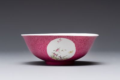 A Chinese coral-red-ground famille rose square bowl and a sgraffito-ruby-ground bowl, Qianlong and Tongzhi mark, 19/20th C. — photo 5