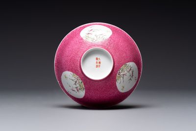 A Chinese coral-red-ground famille rose square bowl and a sgraffito-ruby-ground bowl, Qianlong and Tongzhi mark, 19/20th C. — photo 7