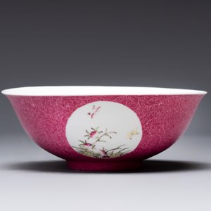 A Chinese coral-red-ground famille rose square bowl and a sgraffito-ruby-ground bowl, Qianlong and Tongzhi mark, 19/20th C. — photo 3