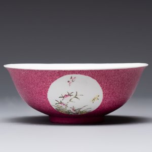 A Chinese coral-red-ground famille rose square bowl and a sgraffito-ruby-ground bowl, Qianlong and Tongzhi mark, 19/20th C. — photo 4