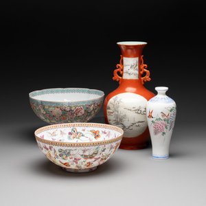 A Chinese coral red-ground vase, a famille rose eggshell vase and two bowls, Qianlong mark, 20th C. — photo 1