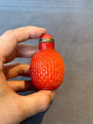 A Chinese coral-red Peking glass snuff bottle imitating a basket, 19th C. — photo 1