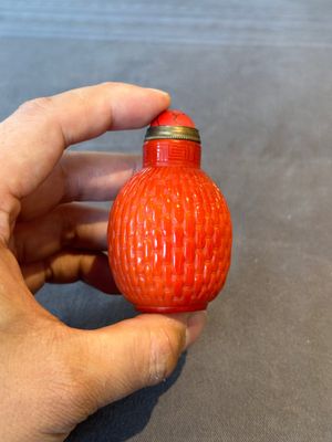 A Chinese coral-red Peking glass snuff bottle imitating a basket, 19th C. — photo 2
