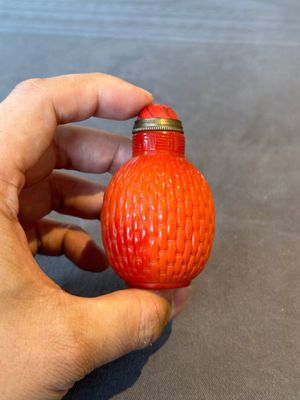A Chinese coral-red Peking glass snuff bottle imitating a basket, 19th C. — photo 3