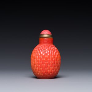 A Chinese coral-red Peking glass snuff bottle imitating a basket, 19th C. — photo 2