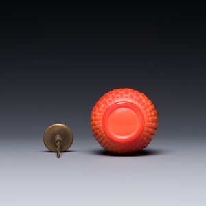 A Chinese coral-red Peking glass snuff bottle imitating a basket, 19th C. — photo 3