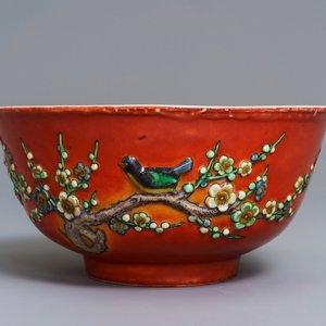A Chinese coral-red relief-decorated bowl, 19th C. — 照片 1
