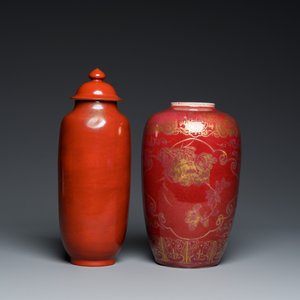 A Chinese coral-red vase with cover and a gilt-decorated sang de boeuf-glazed vase, 19/20th C. — 照片 3