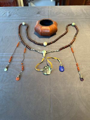A Chinese court necklace with amber, precious stones and jade beads and an octagonal moulded gourd waterpot, Daoguang mark, 19/20th C. — 照片 1