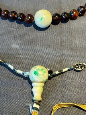 A Chinese court necklace with amber, precious stones and jade beads and an octagonal moulded gourd waterpot, Daoguang mark, 19/20th C. — 照片 7