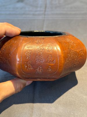 A Chinese court necklace with amber, precious stones and jade beads and an octagonal moulded gourd waterpot, Daoguang mark, 19/20th C. — 照片 10