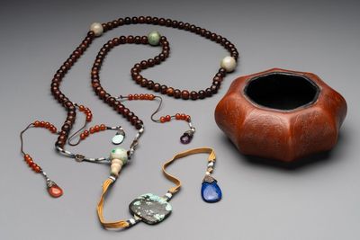 A Chinese court necklace with amber, precious stones and jade beads and an octagonal moulded gourd waterpot, Daoguang mark, 19/20th C.