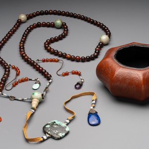A Chinese court necklace with amber, precious stones and jade beads and an octagonal moulded gourd waterpot, Daoguang mark, 19/20th C. — 照片 1