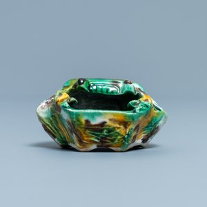 A Chinese crab-shaped sancai-glazed 'egg and spinach' brush washer, Kangxi — 照片 2