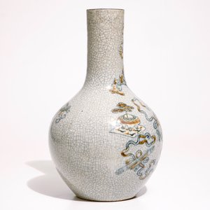 A Chinese crackle glaze tianqiuping vase with antiquities design, 19th C. — photo 2