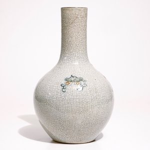 A Chinese crackle glaze tianqiuping vase with antiquities design, 19th C. — photo 3