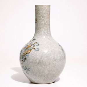 A Chinese crackle glaze tianqiuping vase with antiquities design, 19th C. — photo 4