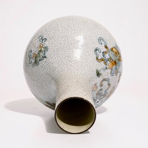 A Chinese crackle glaze tianqiuping vase with antiquities design, 19th C. — photo 5