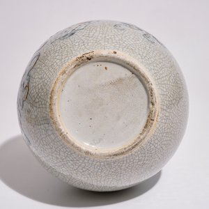 A Chinese crackle glaze tianqiuping vase with antiquities design, 19th C. — photo 6