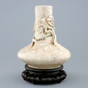 A Chinese crackle glaze vase with an applied landscape, Nanking, 19th C. — 照片 1