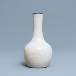 A Chinese crackle-glazed bottle vase, Chenghua mark, 19th C. — photo 1
