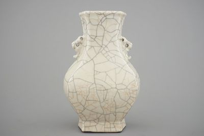 A Chinese crackle glazed guan hu-shaped vase, 18/19th C.