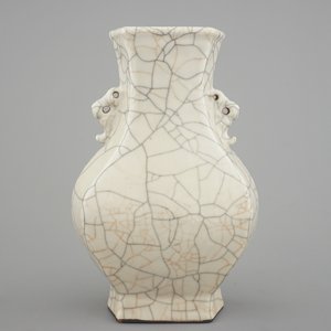 A Chinese crackle glazed guan hu-shaped vase, 18/19th C. — photo 1