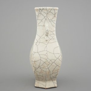A Chinese crackle glazed guan hu-shaped vase, 18/19th C. — photo 2