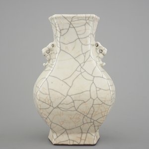 A Chinese crackle glazed guan hu-shaped vase, 18/19th C. — photo 3